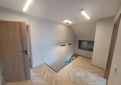 Drewniana podłoga i klatka schodowa na antresoli