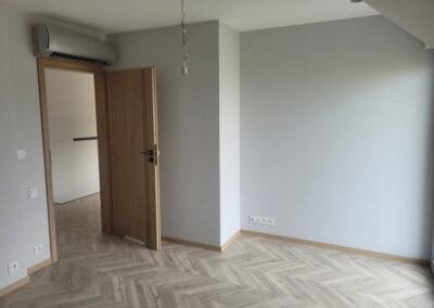 odnowiony przedpokój z drewnianą podłogą i otwartymi drzwiami