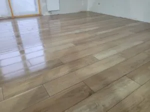 świeżo ułożony parkiet podłoga drewniana